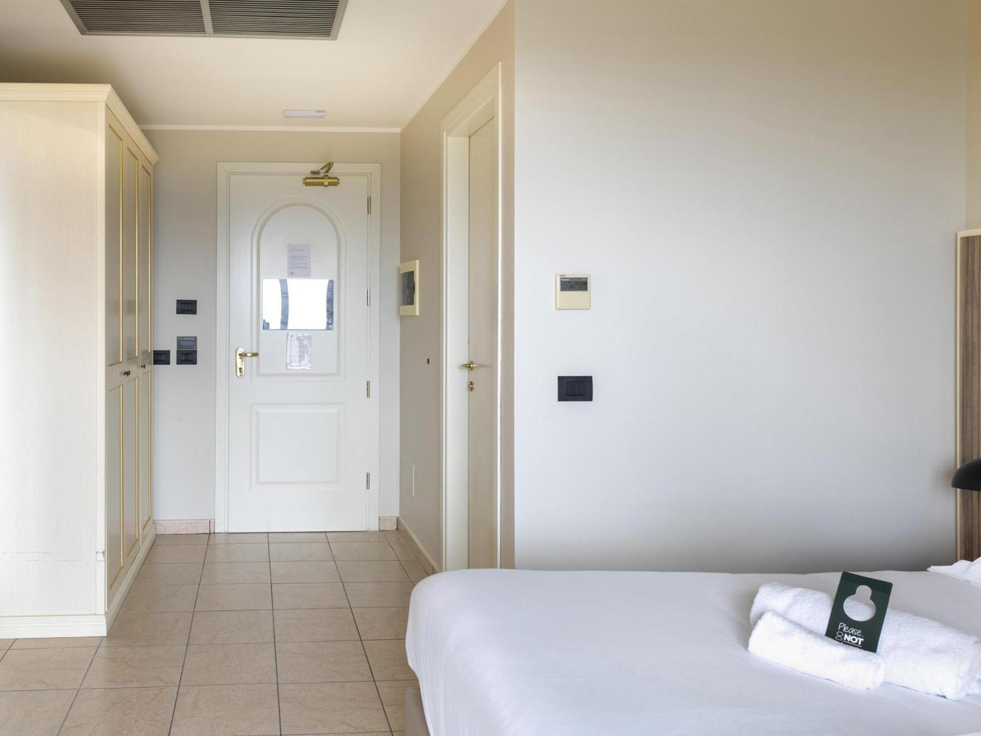 B&B Hotel Pomezia Cortese Экстерьер фото
