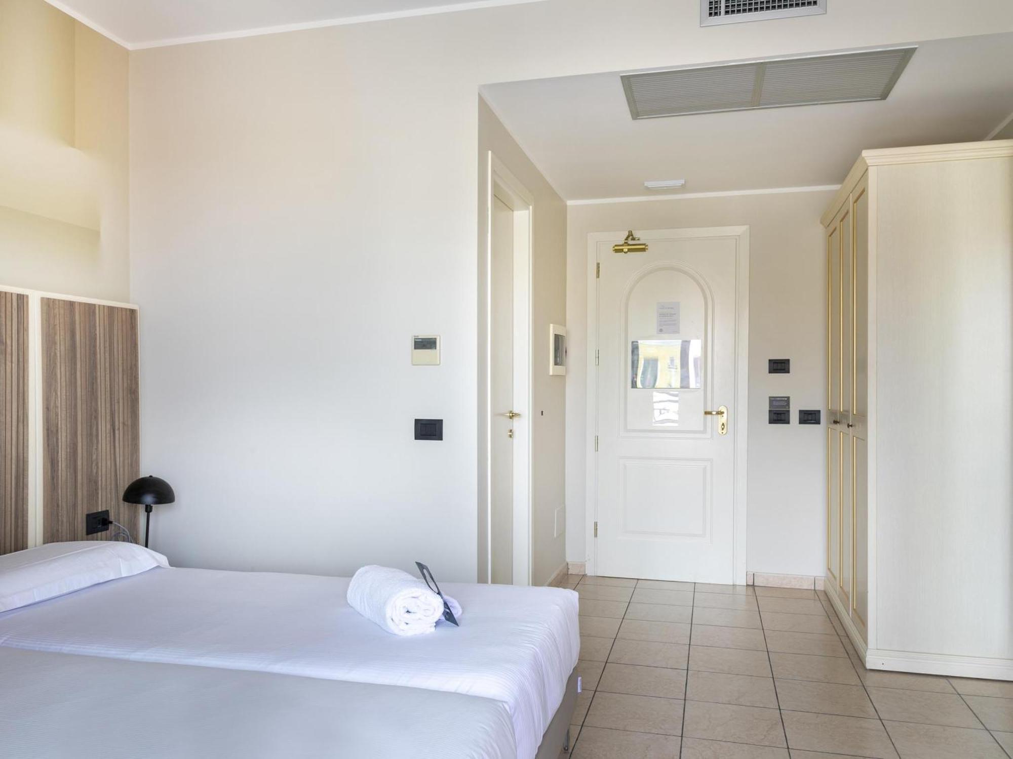 B&B Hotel Pomezia Cortese Экстерьер фото